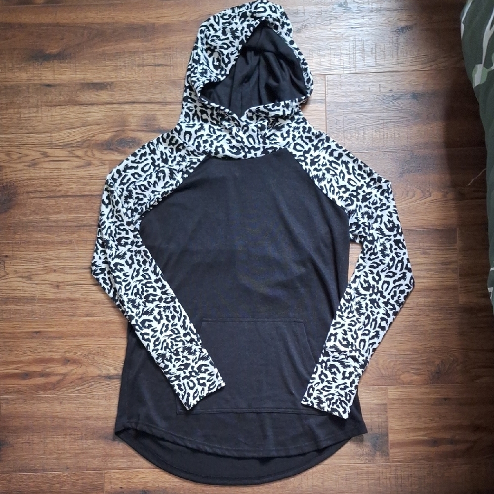 LulaRoe Amber Black and White Leopard Hoodie Sz M (Medium)
